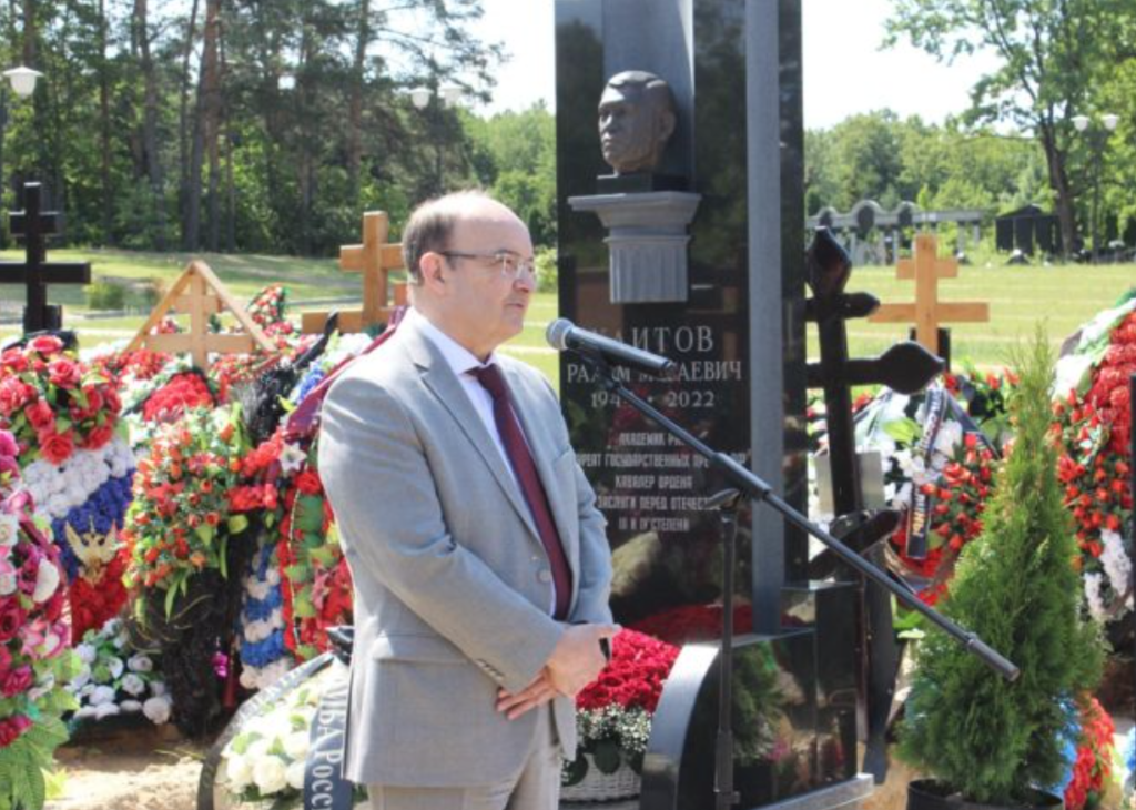 Открыт памятник иммунологу Рахиму Хаитову