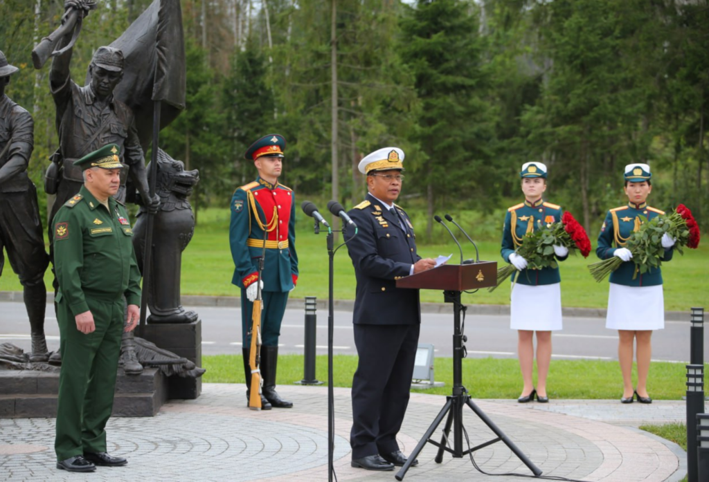 Министры обороны России и Мьянмы открыли памятник "Бойцы Мьянмы"